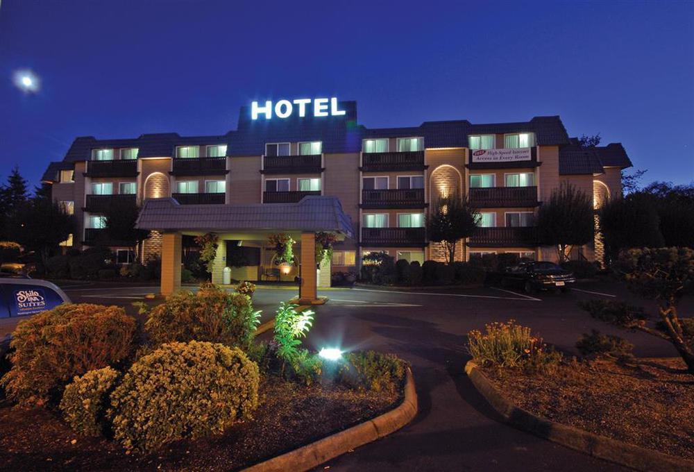 Comfort Inn & Suites Tigard Near Washington Square Exterior photo